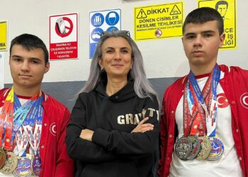 İkizler, bilek güreşinde dünya ve Avrupa şampiyonu oldu