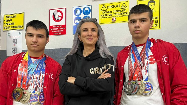 İkizler, bilek güreşinde dünya ve Avrupa şampiyonu oldu