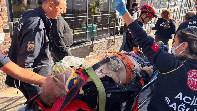 İnşaatın 5'inci katından 2'nci kata düşen işçi, iş makinesiyle indirildi