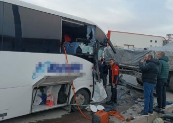İşçi servisi park halindeki TIR'a çarptı: 22 yaralı