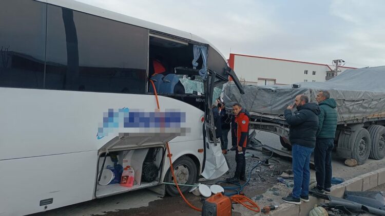 İşçi servisi park halindeki TIR'a çarptı: 22 yaralı