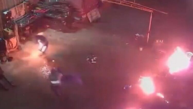 Isınmak için yaktığı ateş sönmesin diye tiner dökünce yaralandı