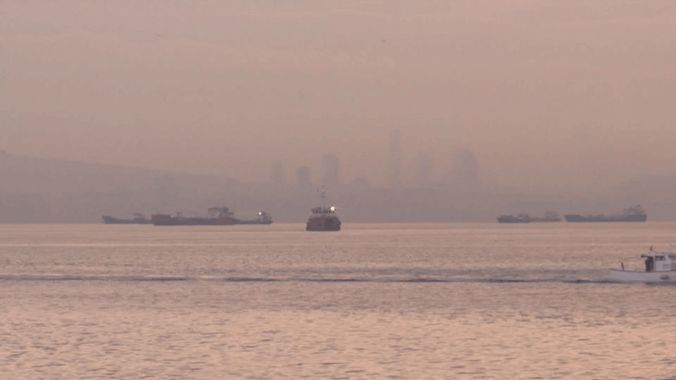 İstanbul Boğazı gemi trafiğine kapatıldı 