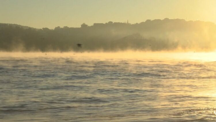 İstanbul Boğazı'nda denizden buhar yükseldi