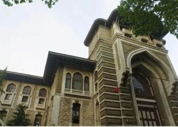 İstanbul Erkek Lisesi’nde bazı öğrencilerin kızlara yönelik taciz listesi hazırladığı iddiası ve ardından yaşanan darp, nakil ve zorbalık tartışmalarının ardından başlatılan soruşturma kapsamında okul müdürü Yılmaz Arslan görevden alındı.