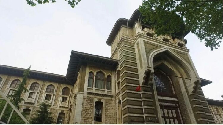 İstanbul Erkek Lisesi’nde bazı öğrencilerin kızlara yönelik taciz listesi hazırladığı iddiası ve ardından yaşanan darp, nakil ve zorbalık tartışmalarının ardından başlatılan soruşturma kapsamında okul müdürü Yılmaz Arslan görevden alındı.