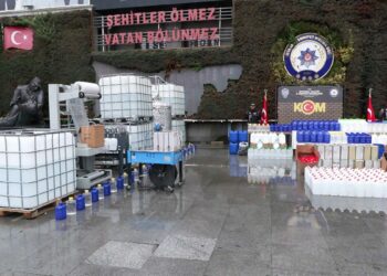 İstanbul, Tekirdağ ve Antalya'da ele geçirilen 45 bin ton kaçak alkol emniyette sergilendi
