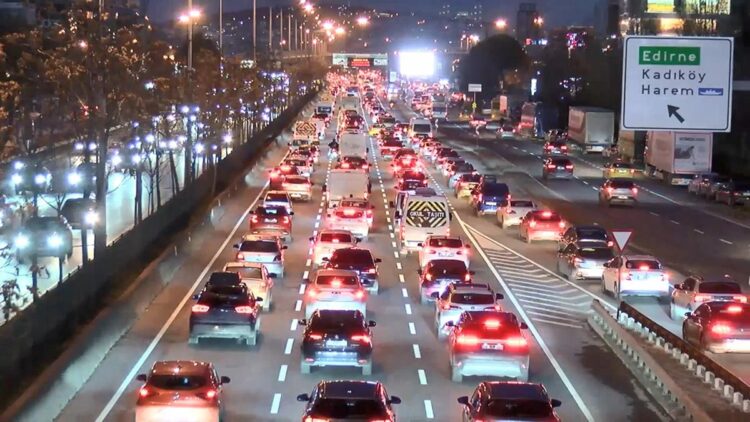 İstanbul'da haftanın ilk iş gününde trafik yoğunluğu