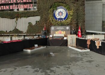 İstanbul'da tarihi eser operasyonunda ele geçirilenler sergilendi