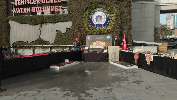 İstanbul'da tarihi eser operasyonunda ele geçirilenler sergilendi