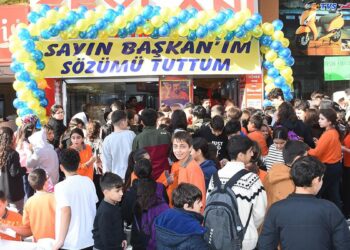 İzmiSadettin Saran'a verdiği sözü tuttu; Öğrencilere ücretsiz döner dağıttı