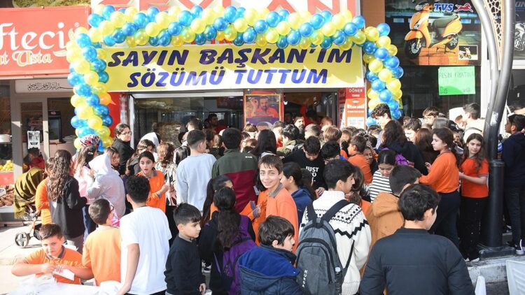 İzmiSadettin Saran'a verdiği sözü tuttu; Öğrencilere ücretsiz döner dağıttı