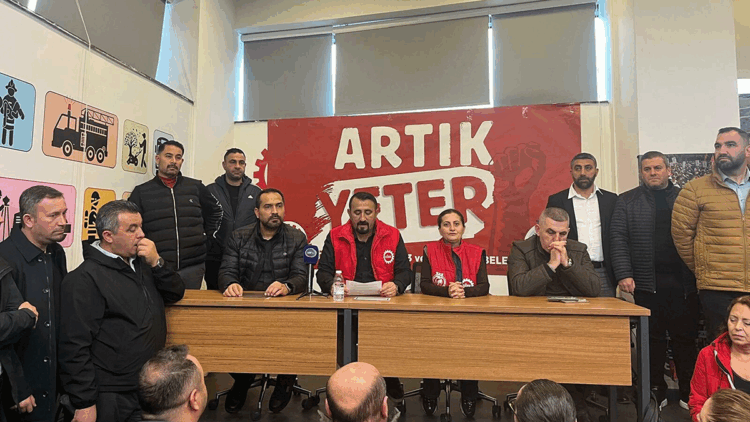 İzmir’de belediye işçileri ‘çıplak ücrete' karşı 'çıplak ayak yürüyüşü' yapacak