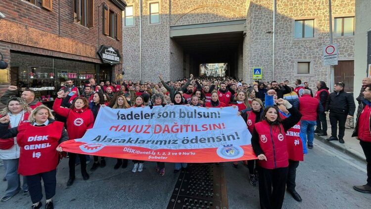 İzmir'de belediye işçilerinin eylemi 4'üncü gününde