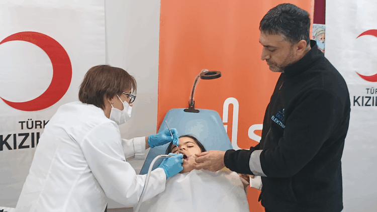 İzmir'den Batman'a gelen gönüllü hekimler, özel bireylerin dişlerini tedavi etti