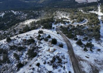 İzmir'in yüksek kesimlerine mevsimin ilk karı düştü