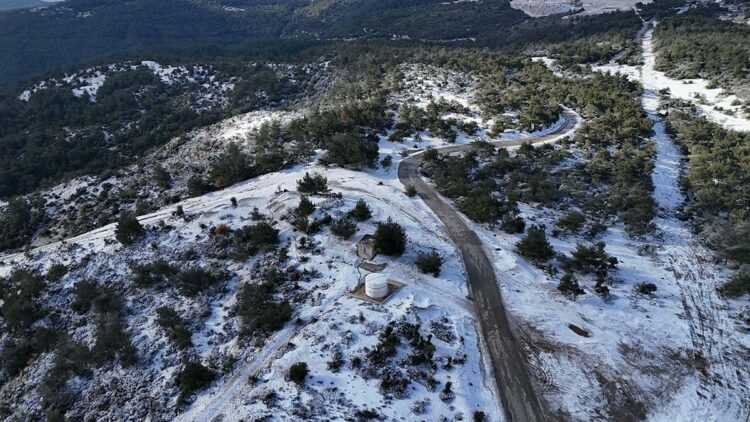 İzmir'in yüksek kesimlerine mevsimin ilk karı düştü