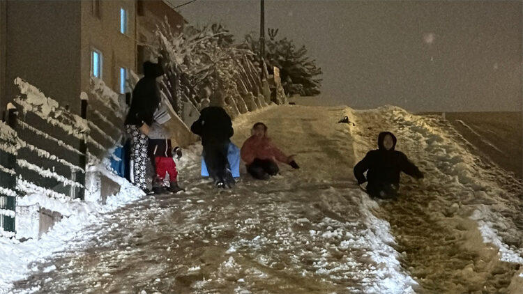 Karabük'te gece saatlerinde kar yağışı etkisini artırdı