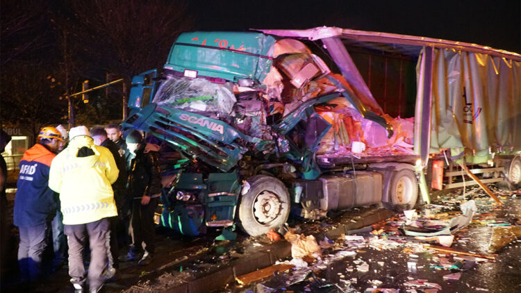 Karadeniz Sahil Yolu'nda TIR kazası