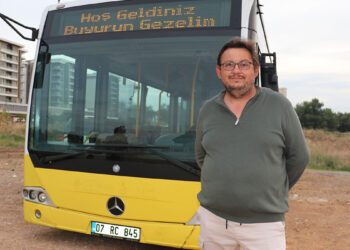 Karavana dönüştürmek için aldığı eski İETT otobüsüyle mahalleliyi gezdiriyor