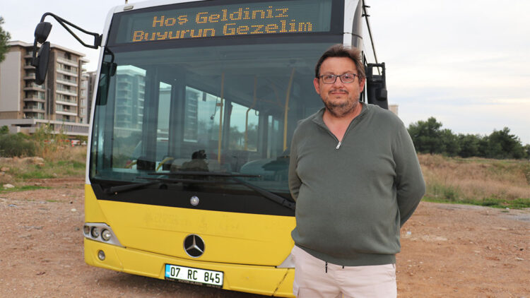 Karavana dönüştürmek için aldığı eski İETT otobüsüyle mahalleliyi gezdiriyor