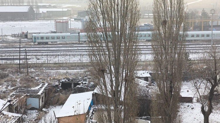 Kars'a dün gece mevsimin ilk karı yağdı