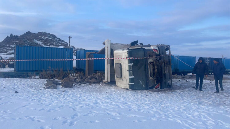Kars'ta yük treni kamyona çarptı: 1 ölü