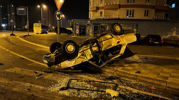 Kayseri'de iki otomobil çarpıştıktan sonra takla attı: 2 yaralı