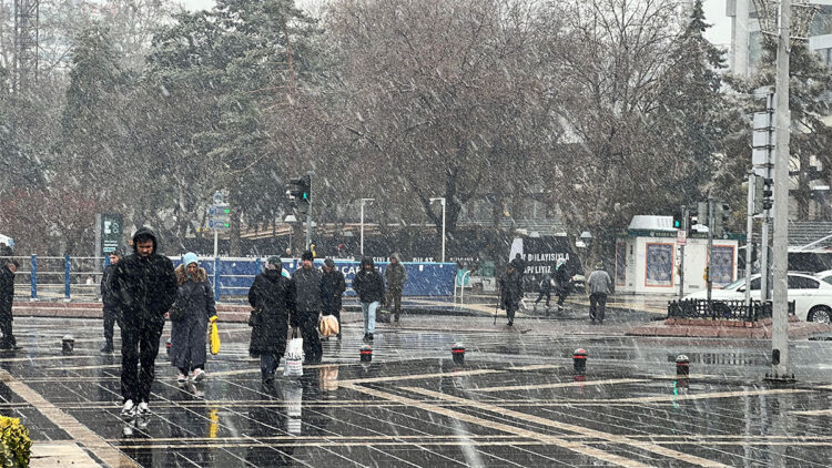 Kayseri'de hava sıcaklıkları düştü; yüksek kesimler beyaza büründü