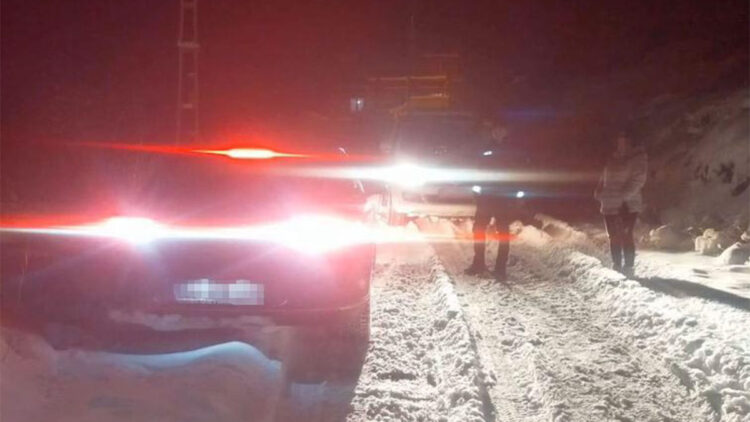 Kar yağışı sonrası otomobilde mahsur kalan 2 kişi kurtarıldı