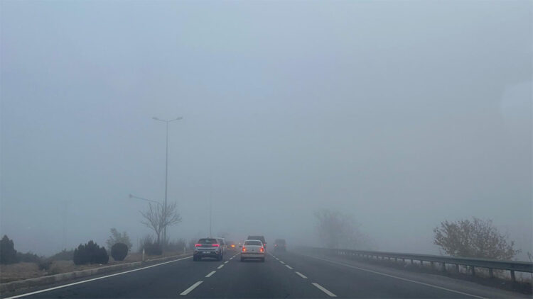 Kayseri-Nevşehir kara yolunda sis; sürücüler zor anlar yaşadı