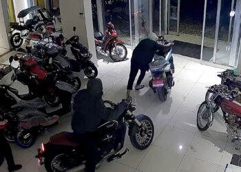 4 çocuk 4 motosikleti 1 dakikada çalıp kaçtı