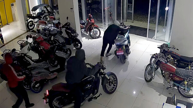 4 çocuk 4 motosikleti 1 dakikada çalıp kaçtı