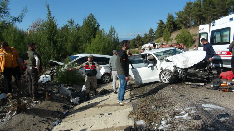 Kilis'te hafif ticari araç ile otomobil çarpıştı: 6 yaralı