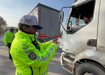 Bursa'da kış lastiği denetimi; 10 ticari araca 'yasak yol saati' cezası
