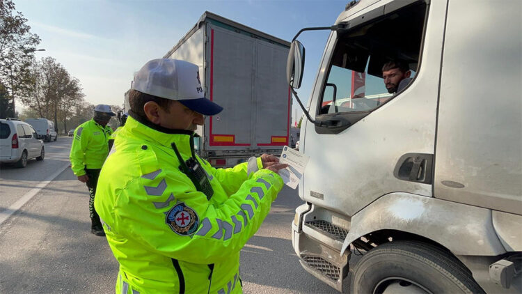 Bursa'da kış lastiği denetimi; 10 ticari araca 'yasak yol saati' cezası