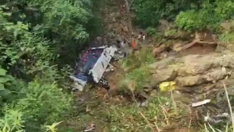 Öğrencileri taşıyan otobüs uçuruma yuvarlandı; 17 ölü