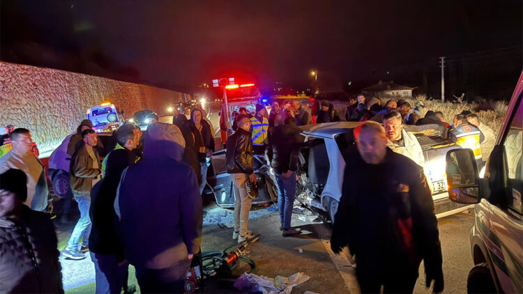 Kütahya'da iki otomobil kafa kafaya çarpıştı; 4 yaralı