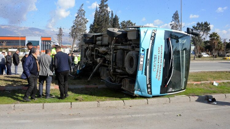 Kahramanmaraş'ta 3 aracın karıştığı kaza; 17 yaralı
