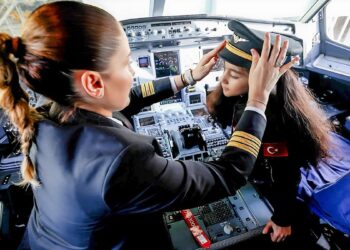 Kanseri yenen 10 yaşındaki Ece, THY uçağında pilot koltuğuna oturdu