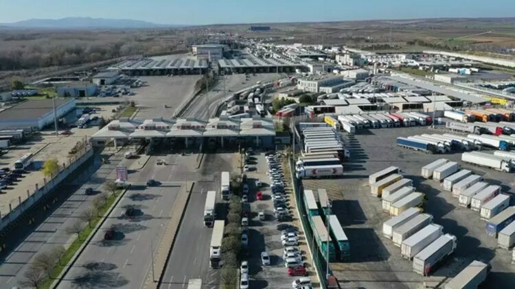 Kapıkule'de günlük ticari araç geçiş rekoru kırıldı