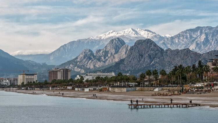 Karlı dağ manzarasında sahil keyfi