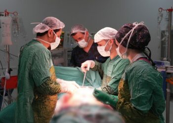 Karnından 2 kilo 200 gram ağırlığında tümör çıkarıldı