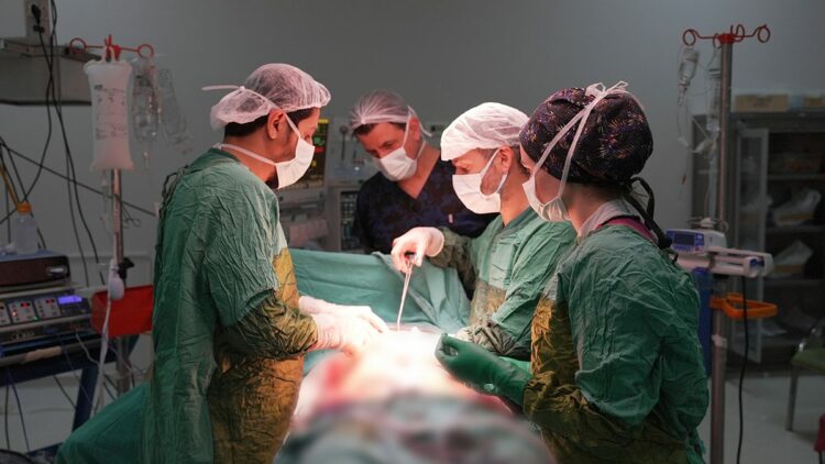 Karnından 2 kilo 200 gram ağırlığında tümör çıkarıldı