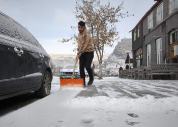 Kars kar yağışıyla birlikte beyaza bürüdü