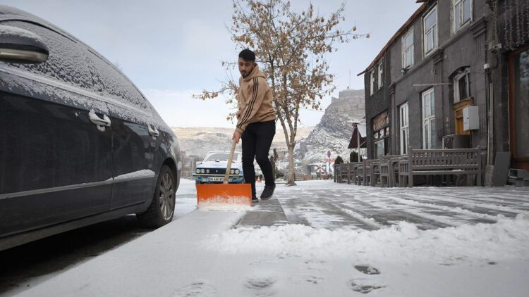 Kars kar yağışıyla birlikte beyaza bürüdü