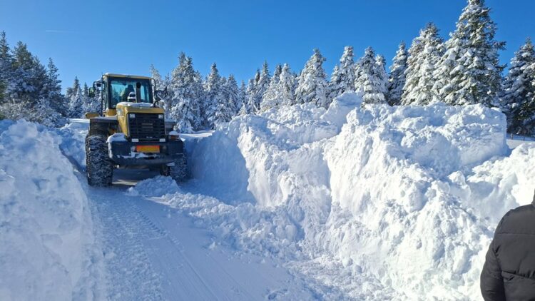 Kastamonu'da kar kalınlığı 2 metreye yaklaştı; 616 köy yolu kapalı