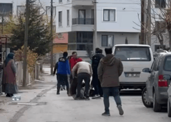 Kayınpederinin ağır yaraladığı damat, göğsündeki bıçakla hastaneye kaldırıldı
