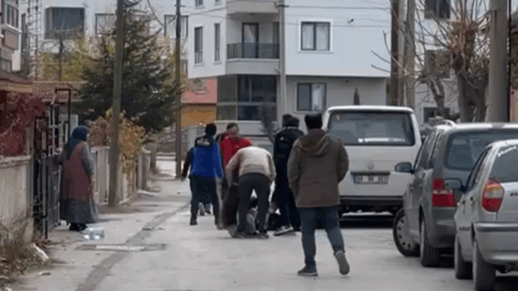 Kayınpederinin ağır yaraladığı damat, göğsündeki bıçakla hastaneye kaldırıldı