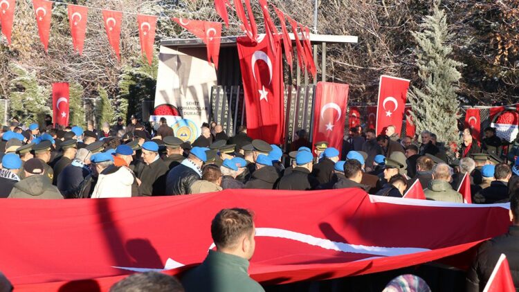 Kayseri'de terör saldırısında şehit olan 15 asker anıldı